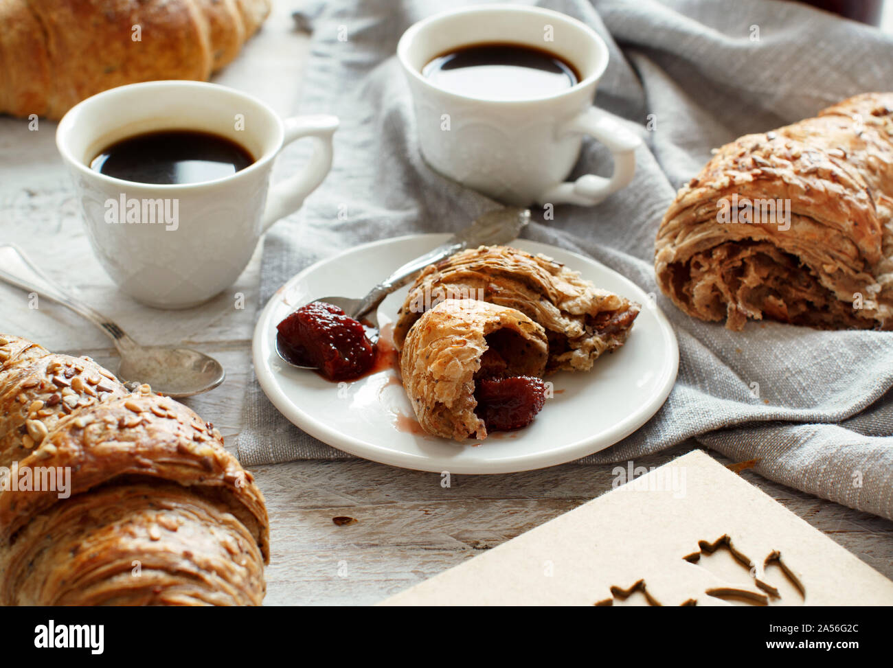 Frühstück mit Kaffee und Croissants in der Nähe mit Kaffee Bohnen Stockfoto