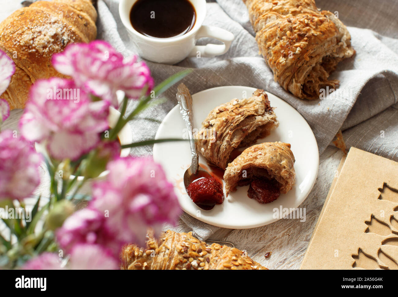Frühstück mit Kaffee und Croissants in der Nähe mit Kaffee Bohnen Stockfoto
