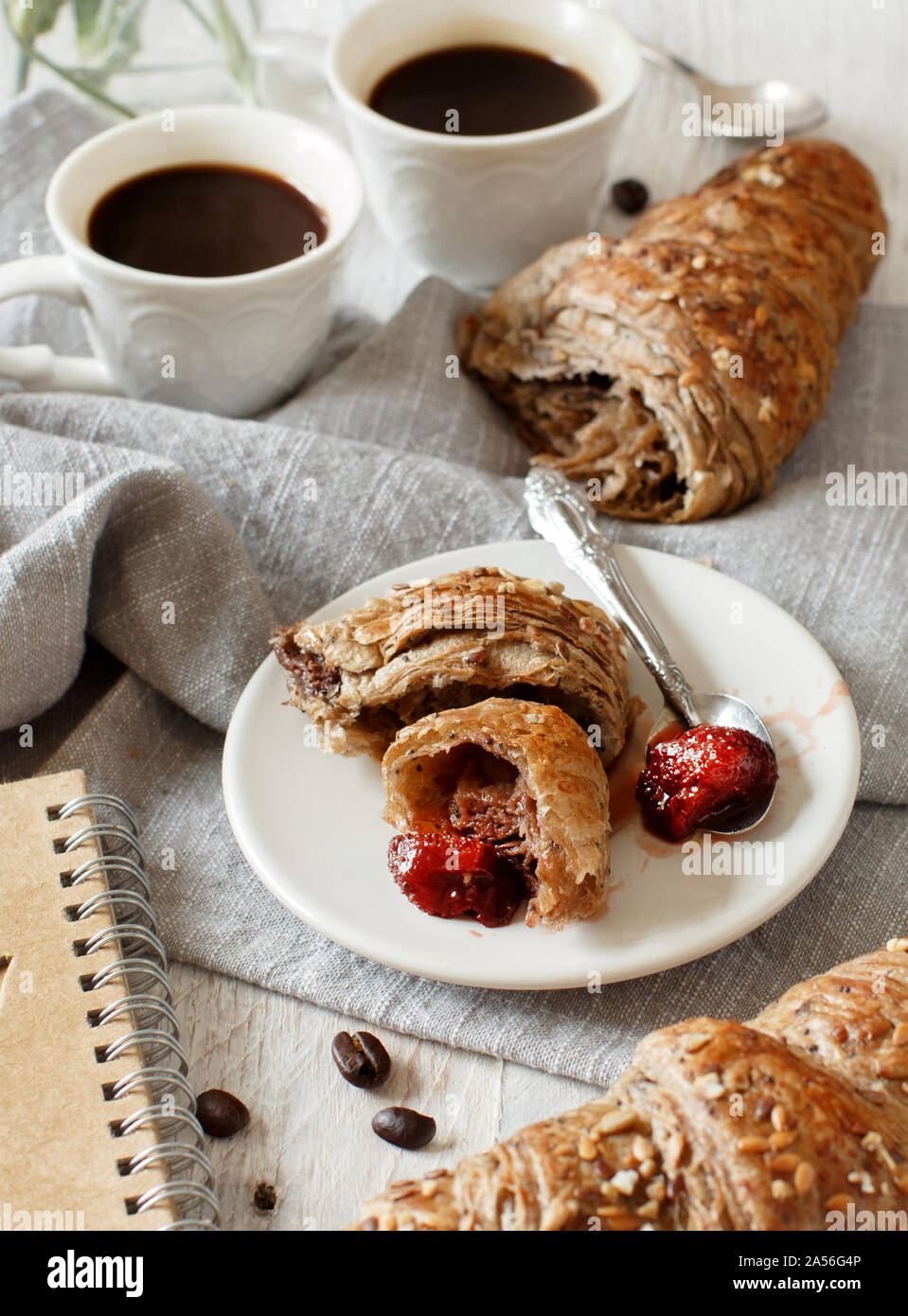 Frühstück mit Kaffee und Croissants auf einer hölzernen Hintergrund Stockfoto