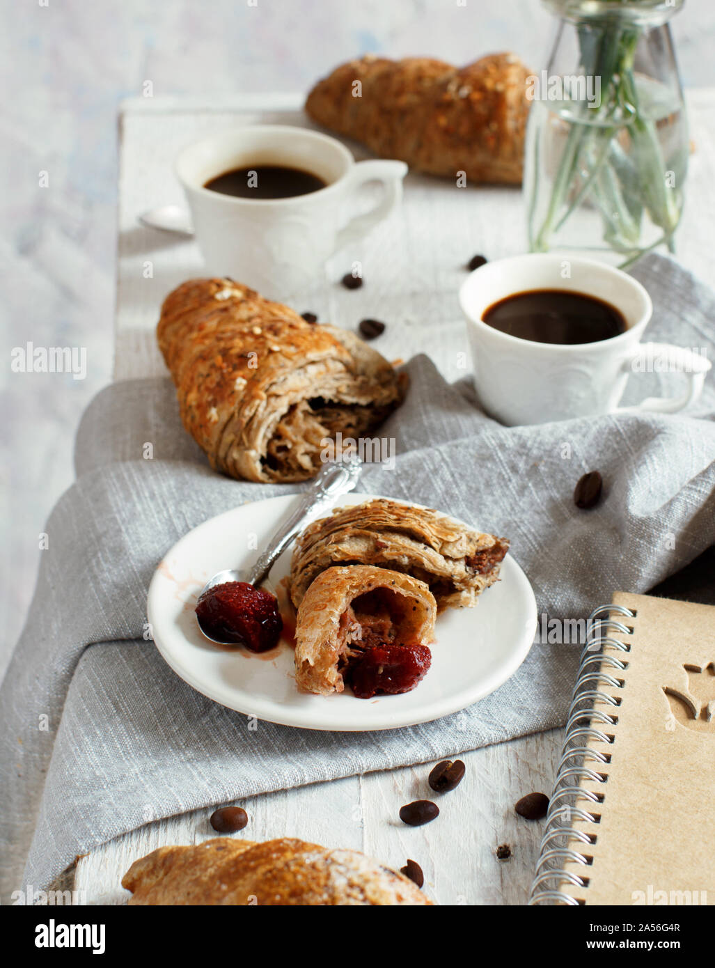 Frühstück mit Kaffee und Croissants in der Nähe mit Kaffee Bohnen Stockfoto