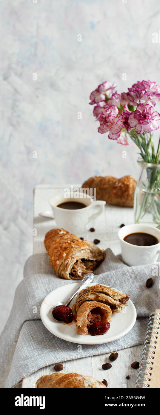 Frühstück mit Kaffee und Croissants in der Nähe mit Kaffee Bohnen Stockfoto
