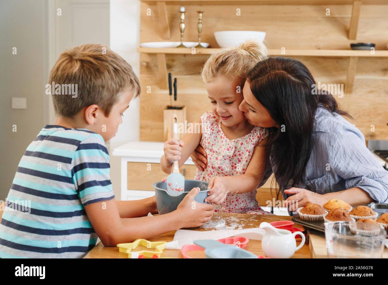 Mutter und Kinder backen Kuchen in der Küche Stockfoto
