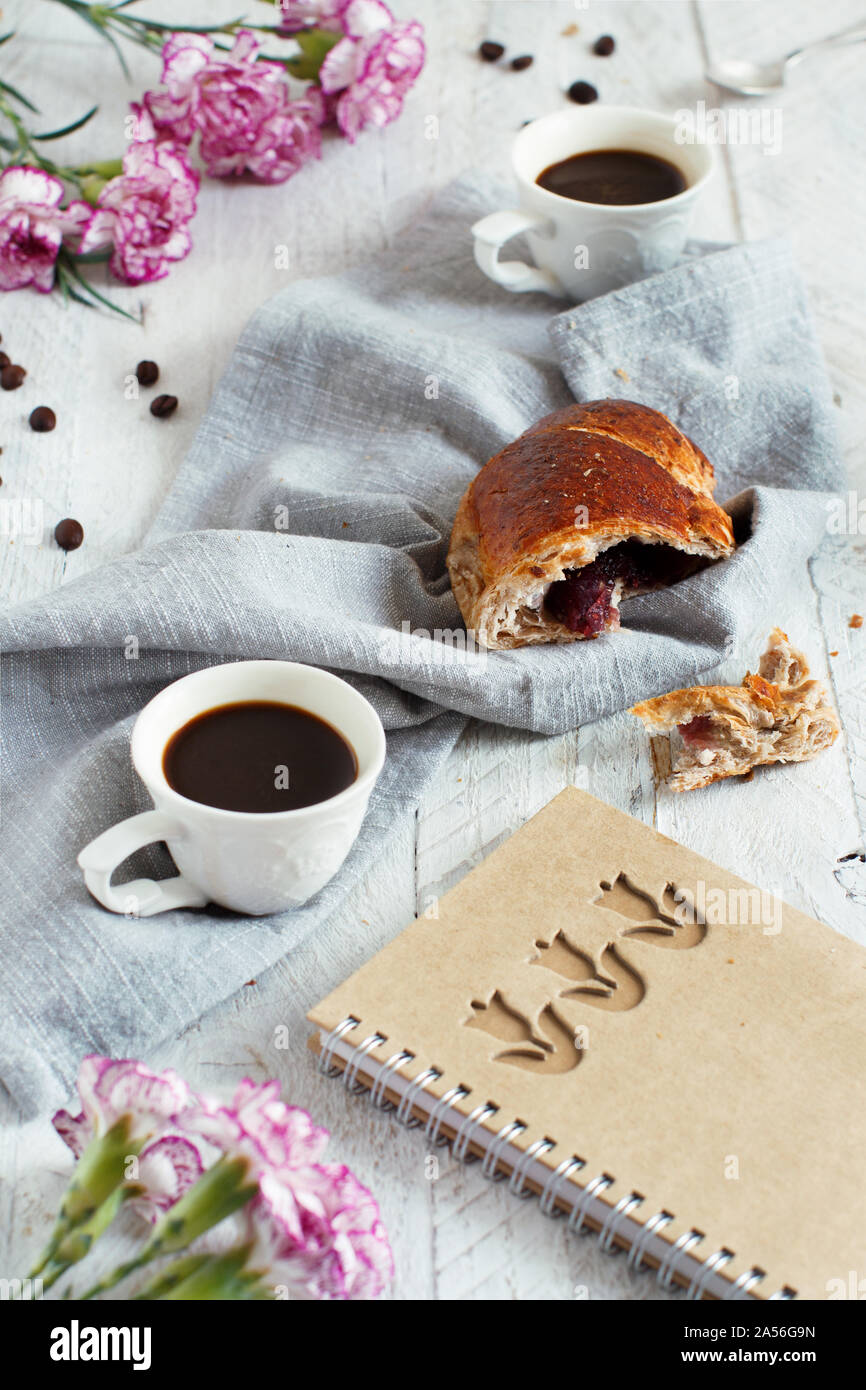 Frühstück mit Kaffee und Croissants in der Nähe mit Kaffee Bohnen Stockfoto