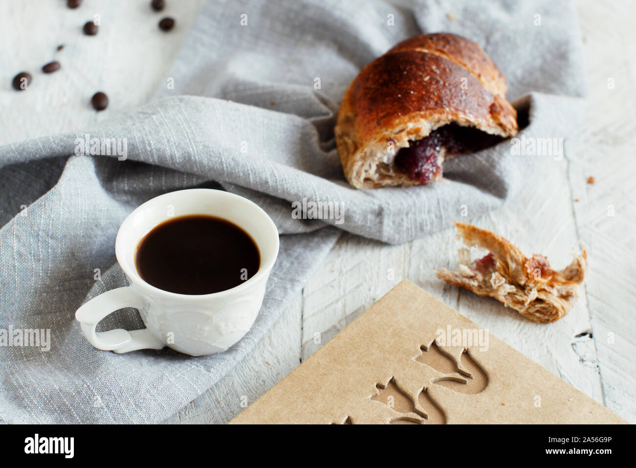 Frühstück mit Kaffee und Croissants in der Nähe mit Kaffee Bohnen Stockfoto
