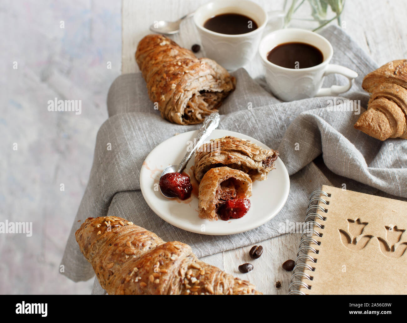 Frühstück mit Kaffee und Croissants auf einer hölzernen Hintergrund Stockfoto