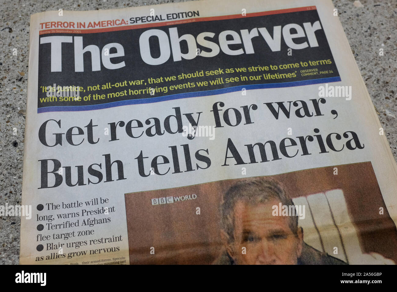 Eine britische Zeitung mit der Schlagzeile: "zum Krieg bereit, Bush sagt Amerika." Am 16. September 2001 veröffentlicht. Stockfoto Eine britische Zeitung mit der Schlagzeile: "zum Krieg bereit, Bush sagt Amerika." Am 16. September 2001 veröffentlicht. Stockfoto