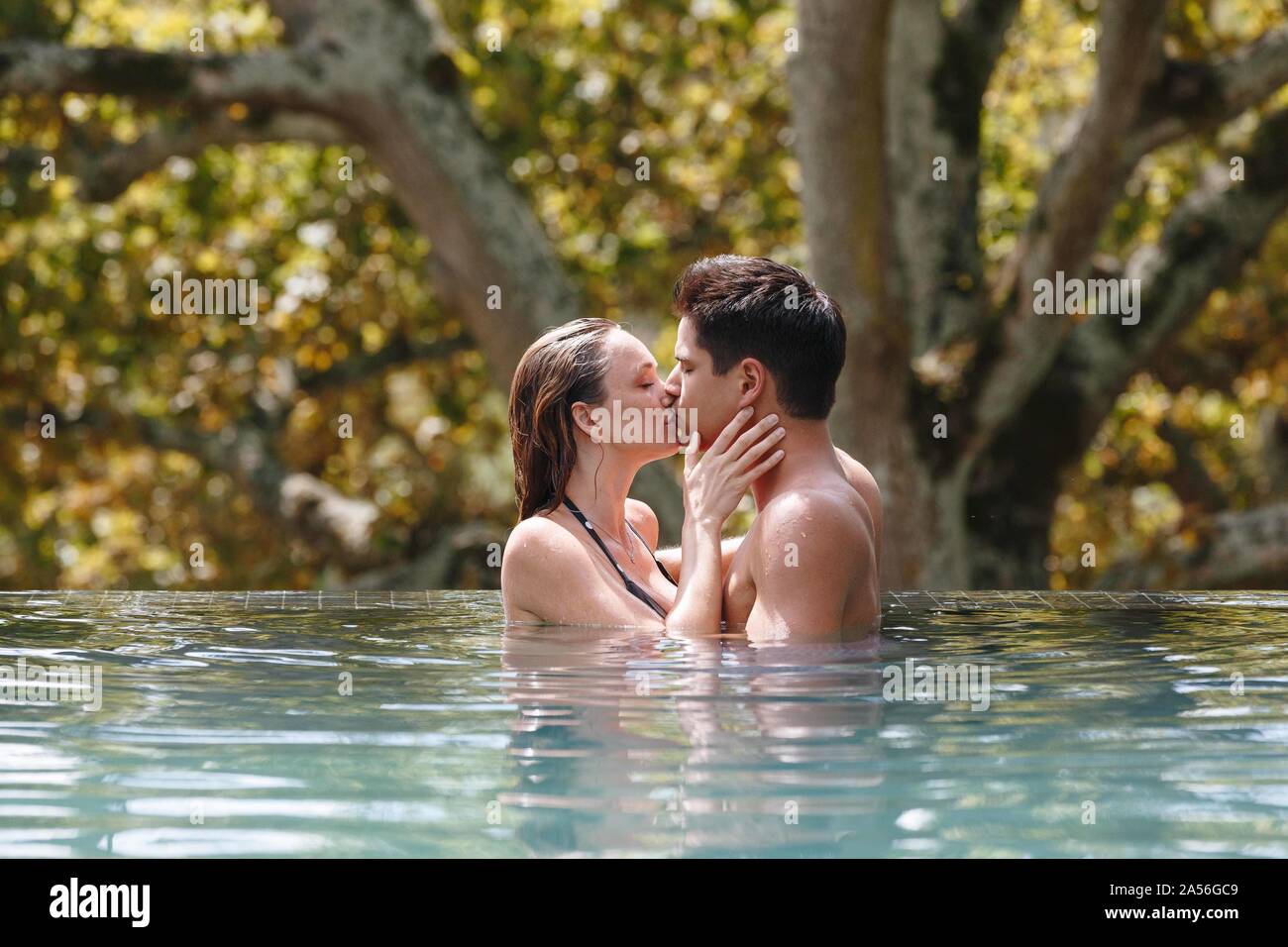 Paar küssen im pool Stockfoto