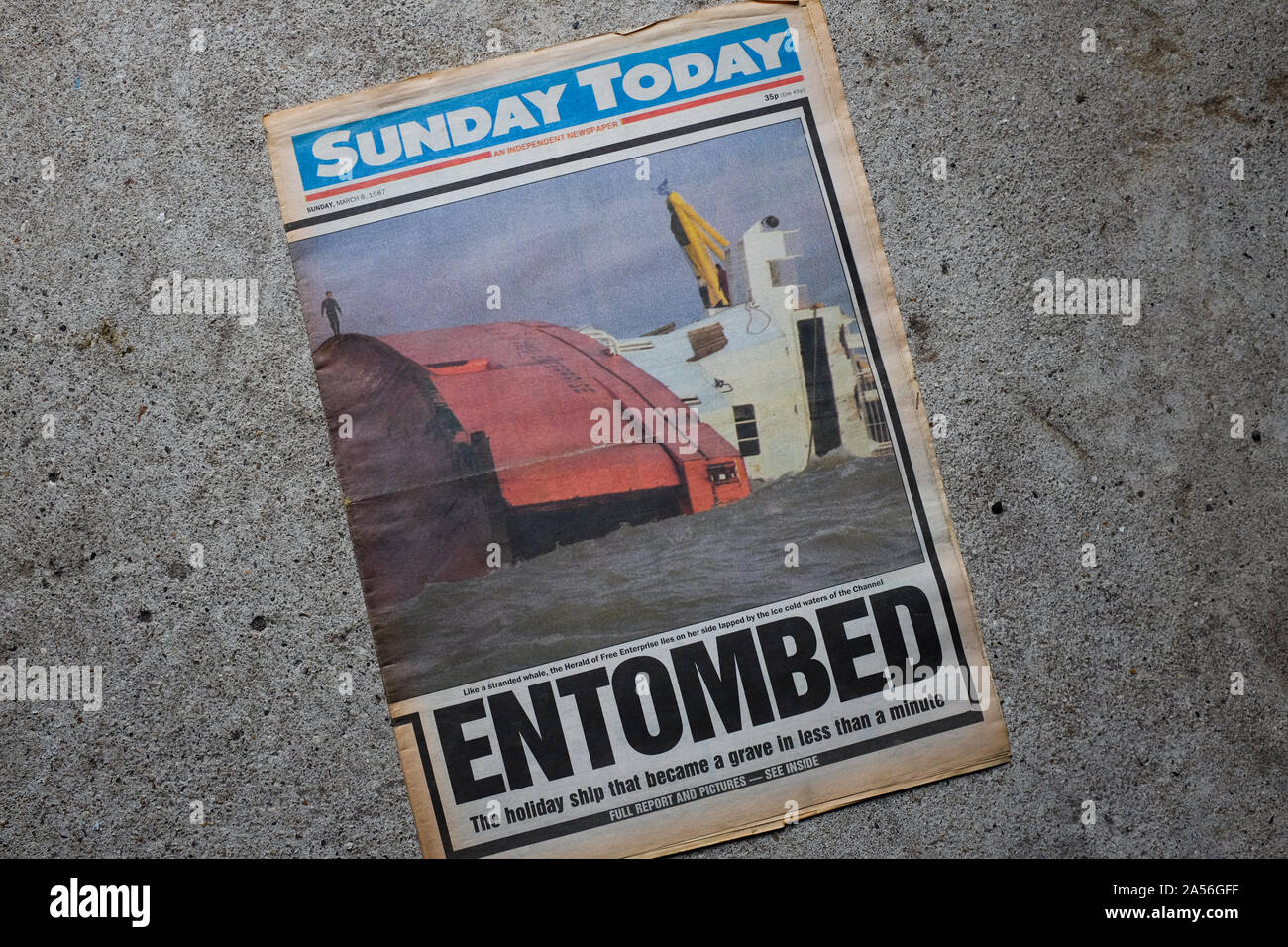 Eine britische Zeitung Schlagzeile Reporting das Kentern von Townsend Thoreson's Herald des freien Unternehmertums Fähre in Zeebrugge, Belgien, am 6. März, 1987. Stockfoto