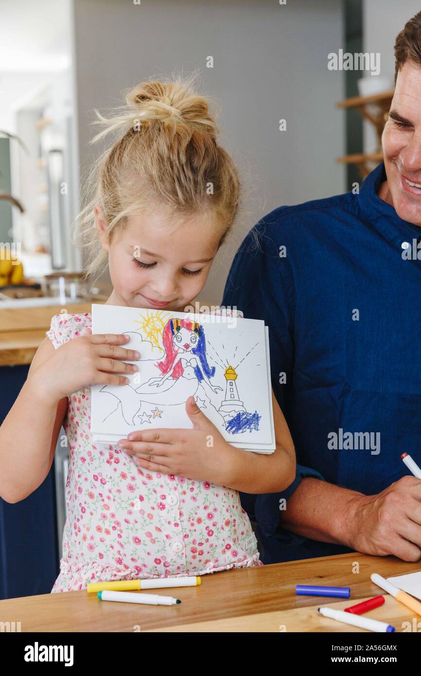 Kleines Mädchen mit Zeichnung zu Hause Stockfoto
