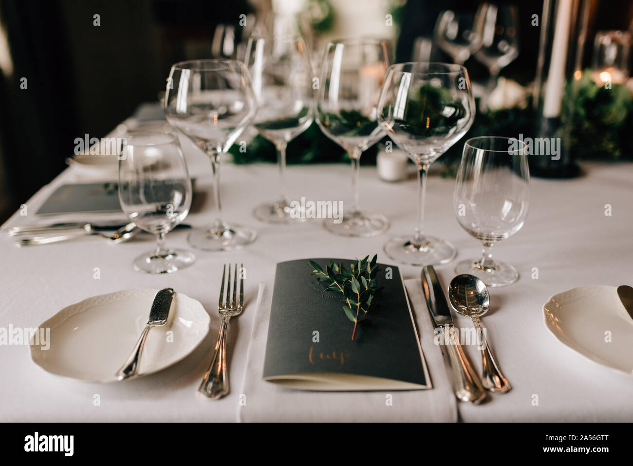 Ort Einstellung zur Hochzeit Tisch mit Besteck, Menü und Trinkgläser Stockfoto