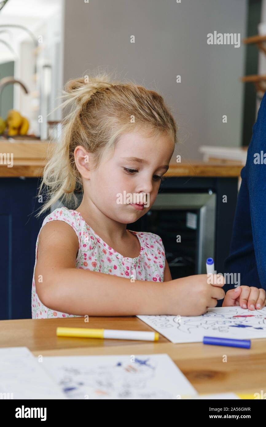 Kleines Mädchen Färbung Bild zu Hause Stockfoto