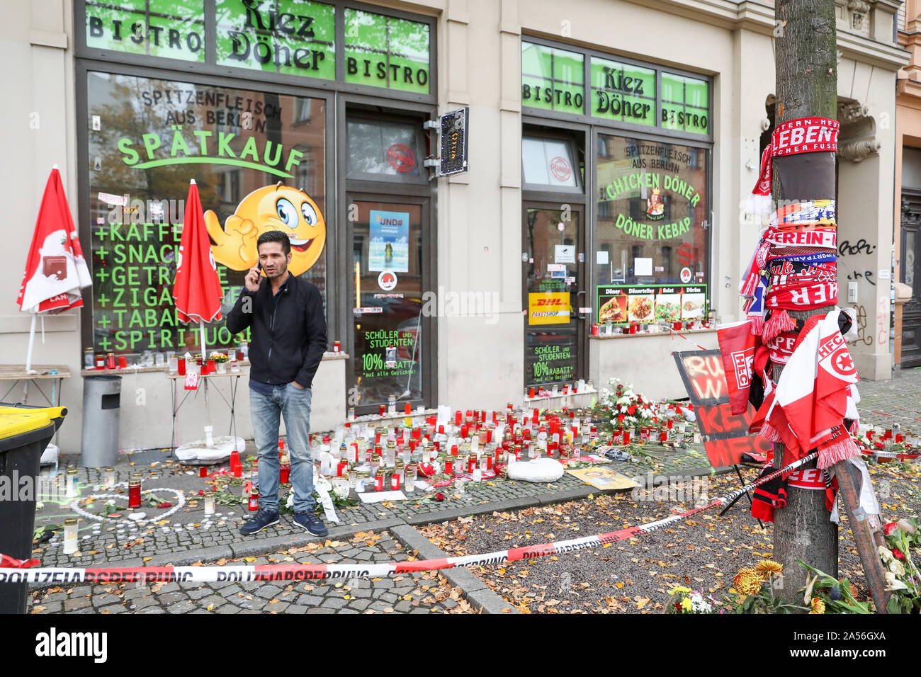 18. Oktober 2019, Sachsen-Anhalt, Halle: Izzet Cagac, Betreiber des Kiez-Döner, steht vor seinem Snackbar. Ministerpräsident Haseloff und Beauftragter der Bundesregierung für die Opfer haben die Kiez-Döner, die von den Rechtsextremen Terroranschlag betroffenen besucht wurde. Beide haben die Eigentümer der Snackbar und seinen Mitarbeitern für ihre Unterstützung zugesichert. Am 9. Oktober die Deutsche Stephan B., schwer bewaffnet, hatte zunächst versucht, eine Synagoge zu durchdringen. Wenn sein Plan scheiterte, schoß er eine 40-jährige Frau auf der Straße und kurz danach ein 20-jähriger Mann in der Döner Snack Bar. Foto: Ja Stockfoto