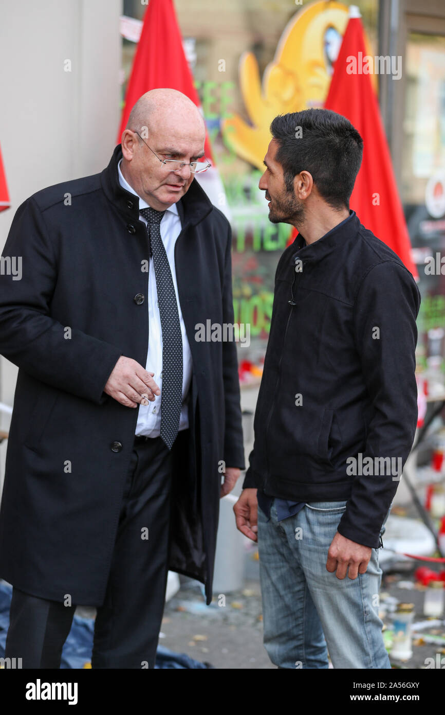 18. Oktober 2019, Sachsen-Anhalt, Halle: Edgar Franke (SPD, l), Beauftragter der Bundesregierung für die Opfer, spricht mit Izzet Cagac, Betreiber des Kiez Döner Kebab, an seinem Snackbar. Haseloff und Beauftragter der Bundesregierung für die Opfer haben die Kiez-Döner, die von den Rechten Terroranschlag betroffenen besucht wurde. Beide haben die Eigentümer der Snackbar und seinen Mitarbeitern für ihre Unterstützung zugesichert. Am 9. Oktober die Deutsche Stephan B., schwer bewaffnet, hatte zunächst versucht, eine Synagoge zu durchdringen. Wenn sein Plan scheiterte, schoß er eine 40-jährige Frau auf der Straße und kurz danach eine 20-ye Stockfoto