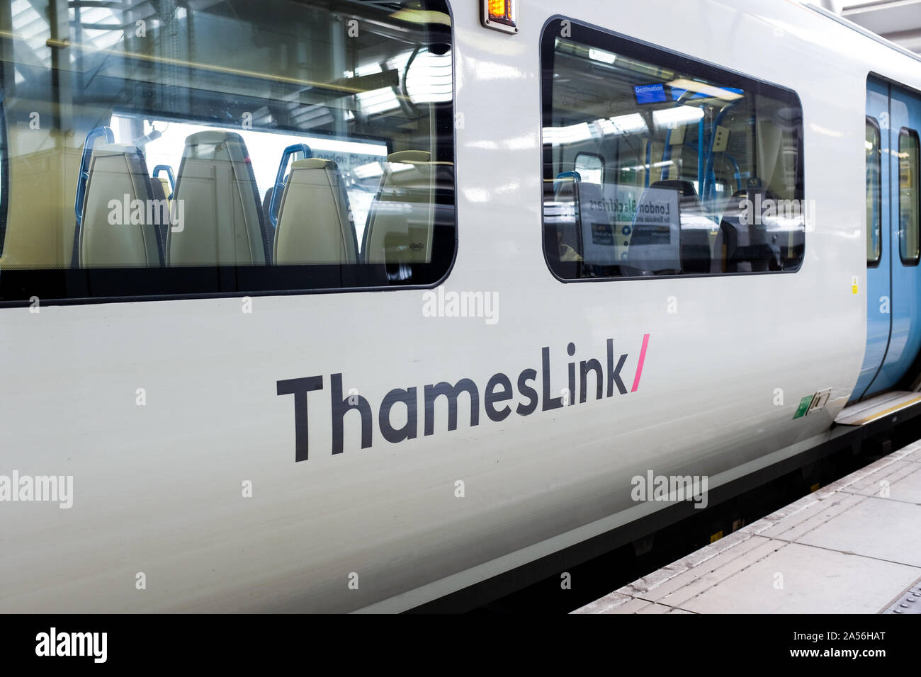 Ein Thameslink Zug Beförderung in London, England. Stockfoto