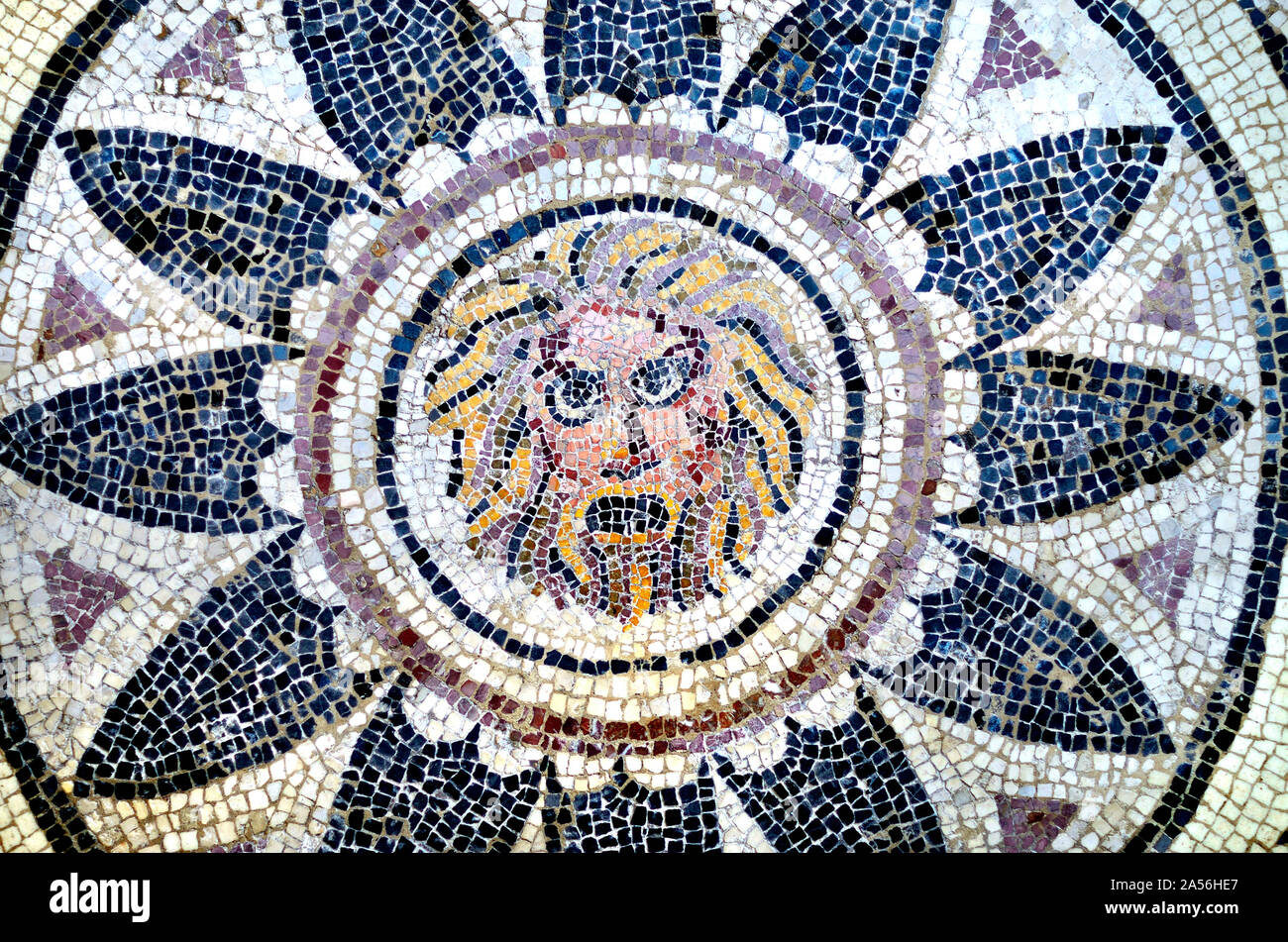 British Museum, Bloomsbury, London, England, UK. 'Maske von Phobos' römische Mosaik (Halikarnassus, 4 thC AD) Stockfoto