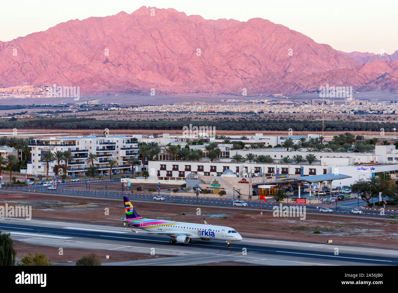 Eilat, Israel - 20. Februar 2019: Arkia Embraer 195 Flugzeug am Flughafen Eilat (ETH) in Israel. Stockfoto