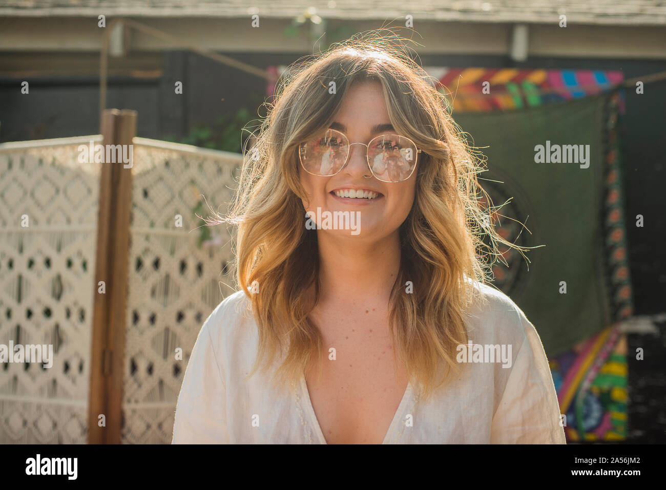 Junge Frau auf Gemeinschaftsebene Garden Party, Kopf und Schulter portrait Stockfoto