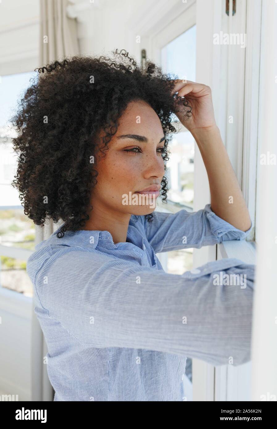 Frau tief in Gedanken im Beach House Stockfoto