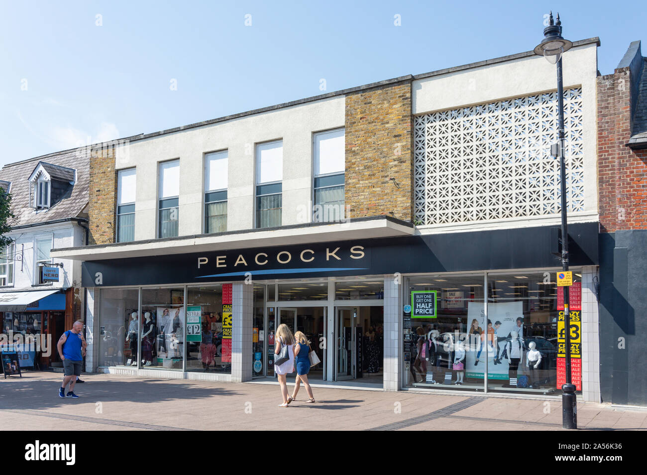 Pfauen Fashion Store, High Street, Hoddesdon, Hertfordshire, England, Vereinigtes Königreich Stockfoto