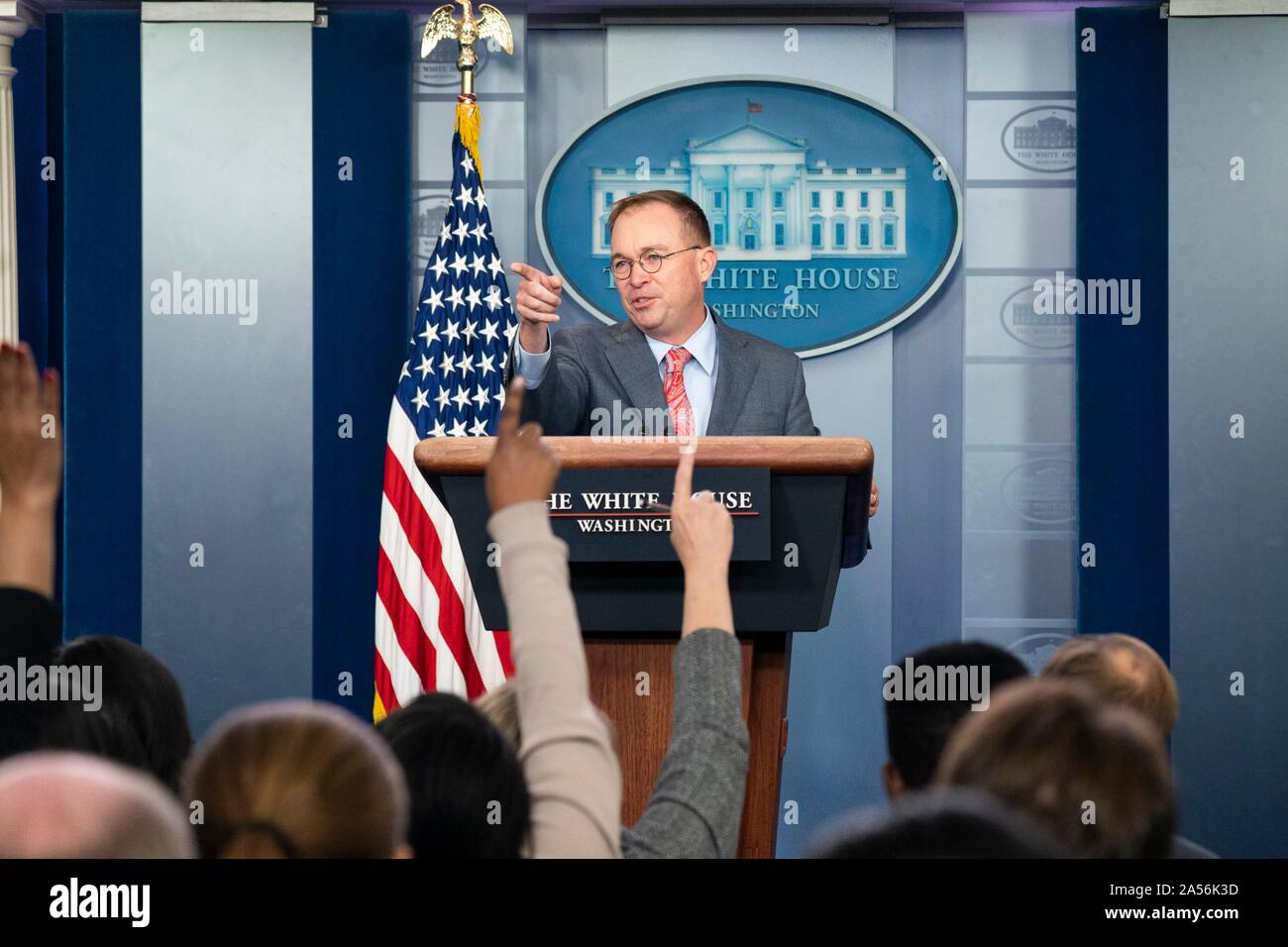 Washington, Vereinigte Staaten von Amerika. 17. Oktober, 2019. Weiße Haus handeln Stabschef Mick Mulvaney spricht mit Reportern im James Brady Press Briefing Room im Weißen Haus Oktober 17, 2019 in Washington, DC. Mulvaney räumte ein, dass eine Es war ein quid pro quo in den Präsidenten Umgang mit der Ukraine, sondern versuchte später wieder die Aussage zu gehen. Credit: Joyce Boghosian/White House Photo/Alamy leben Nachrichten Stockfoto