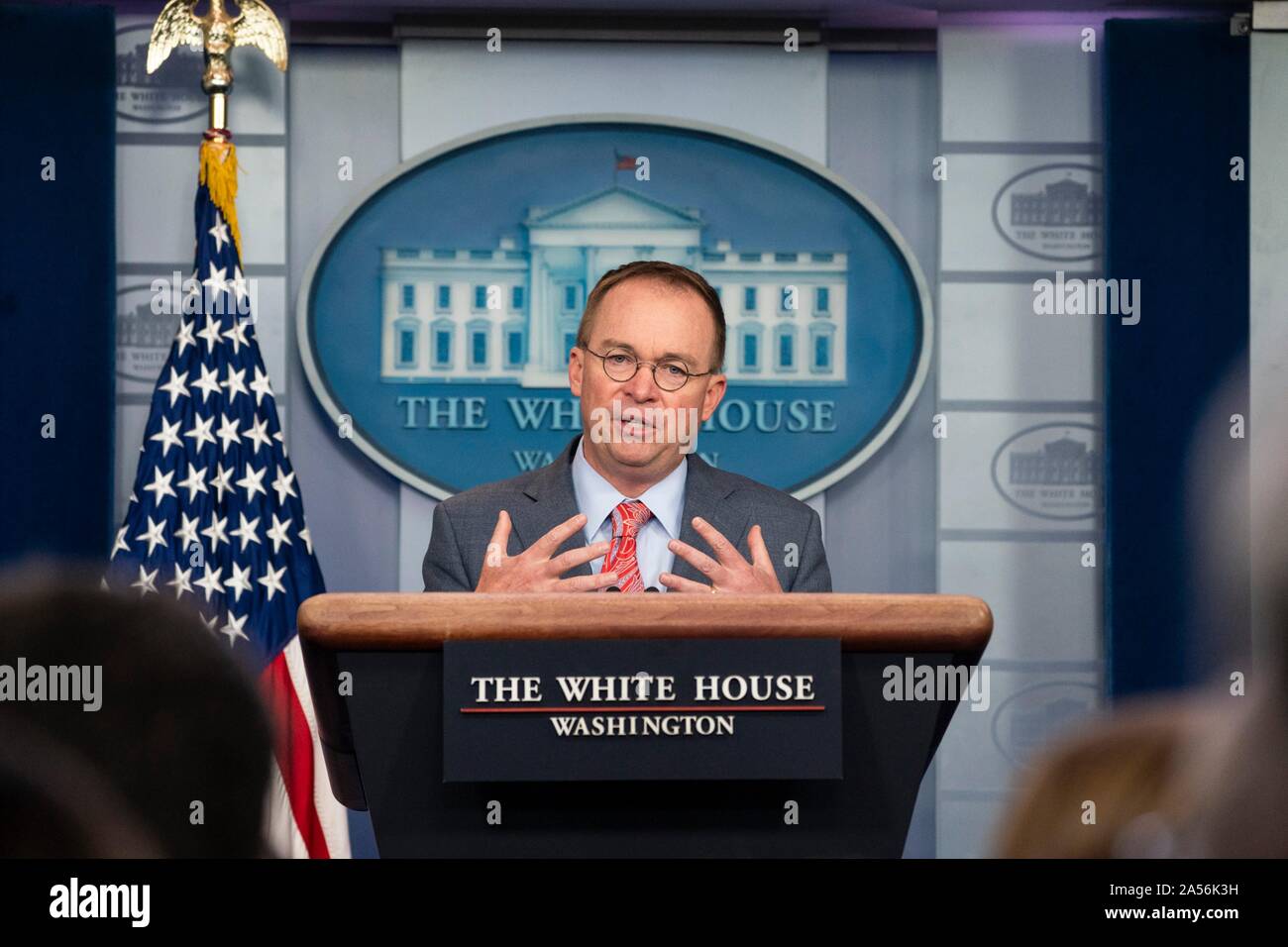 Washington, Vereinigte Staaten von Amerika. 17. Oktober, 2019. Weiße Haus handeln Stabschef Mick Mulvaney spricht mit Reportern im James Brady Press Briefing Room im Weißen Haus Oktober 17, 2019 in Washington, DC. Mulvaney räumte ein, dass eine Es war ein quid pro quo in den Präsidenten Umgang mit der Ukraine, sondern versuchte später wieder die Aussage zu gehen. Credit: Joyce Boghosian/White House Photo/Alamy leben Nachrichten Stockfoto