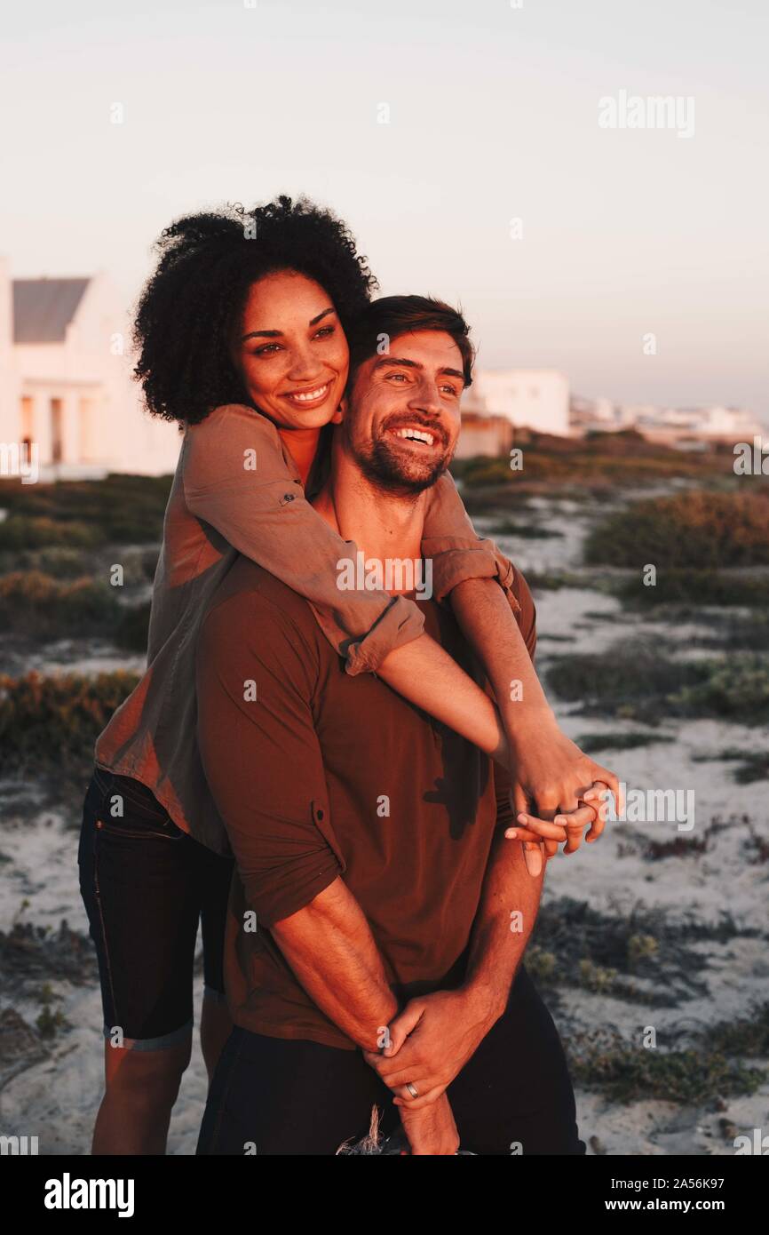 Paar beim Sonnenuntergang am Strand. Stockfoto