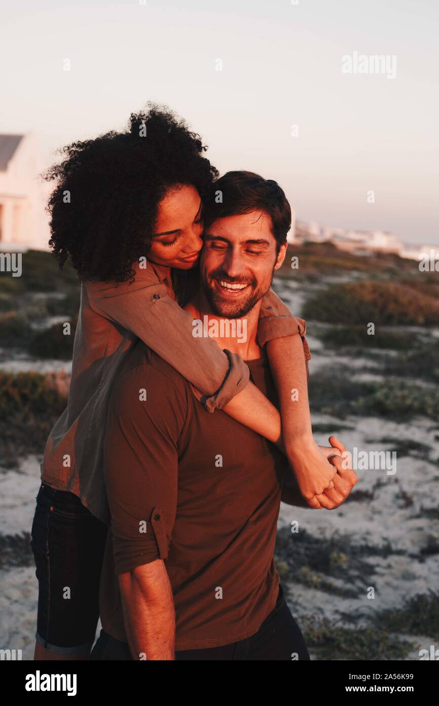 Paar beim Sonnenuntergang am Strand. Stockfoto