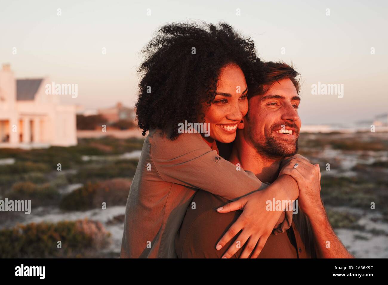Paar beim Sonnenuntergang am Strand. Stockfoto