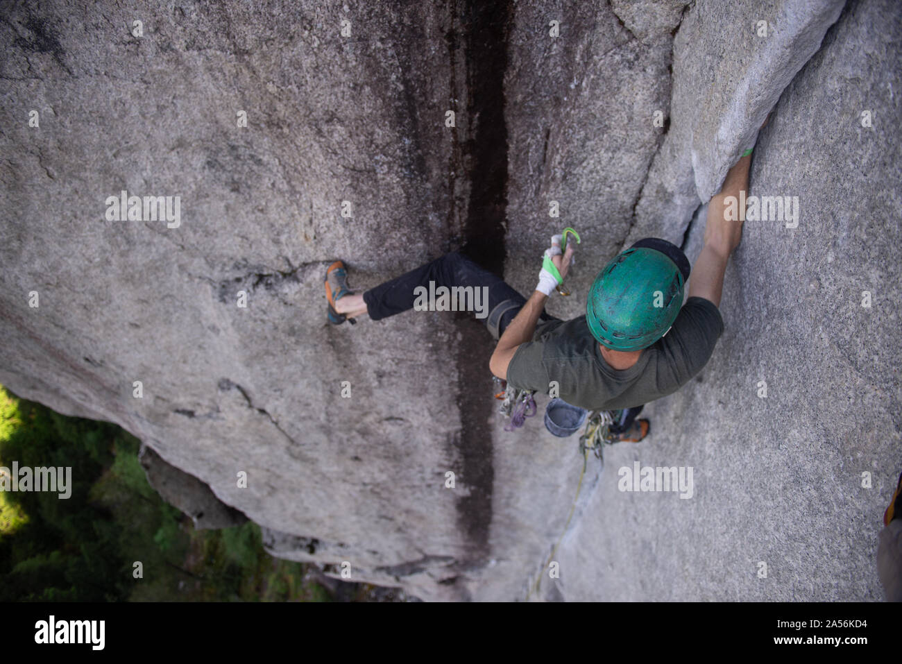 Kletterer auf der Daily Planet Route auf der Leiter in Squamish, Kanada Stockfoto