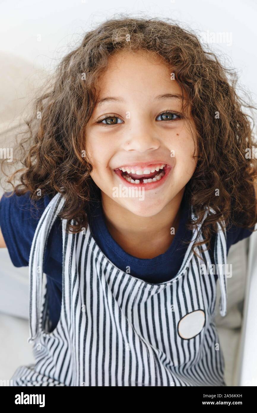 Mädchen mit toothy Lächeln Stockfoto