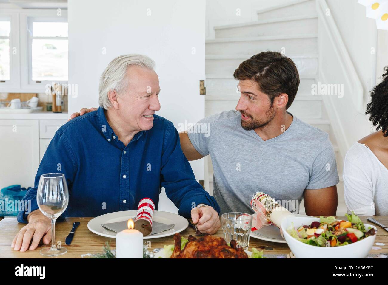 Familie sprechen und Verklebung zu Hause party Stockfoto