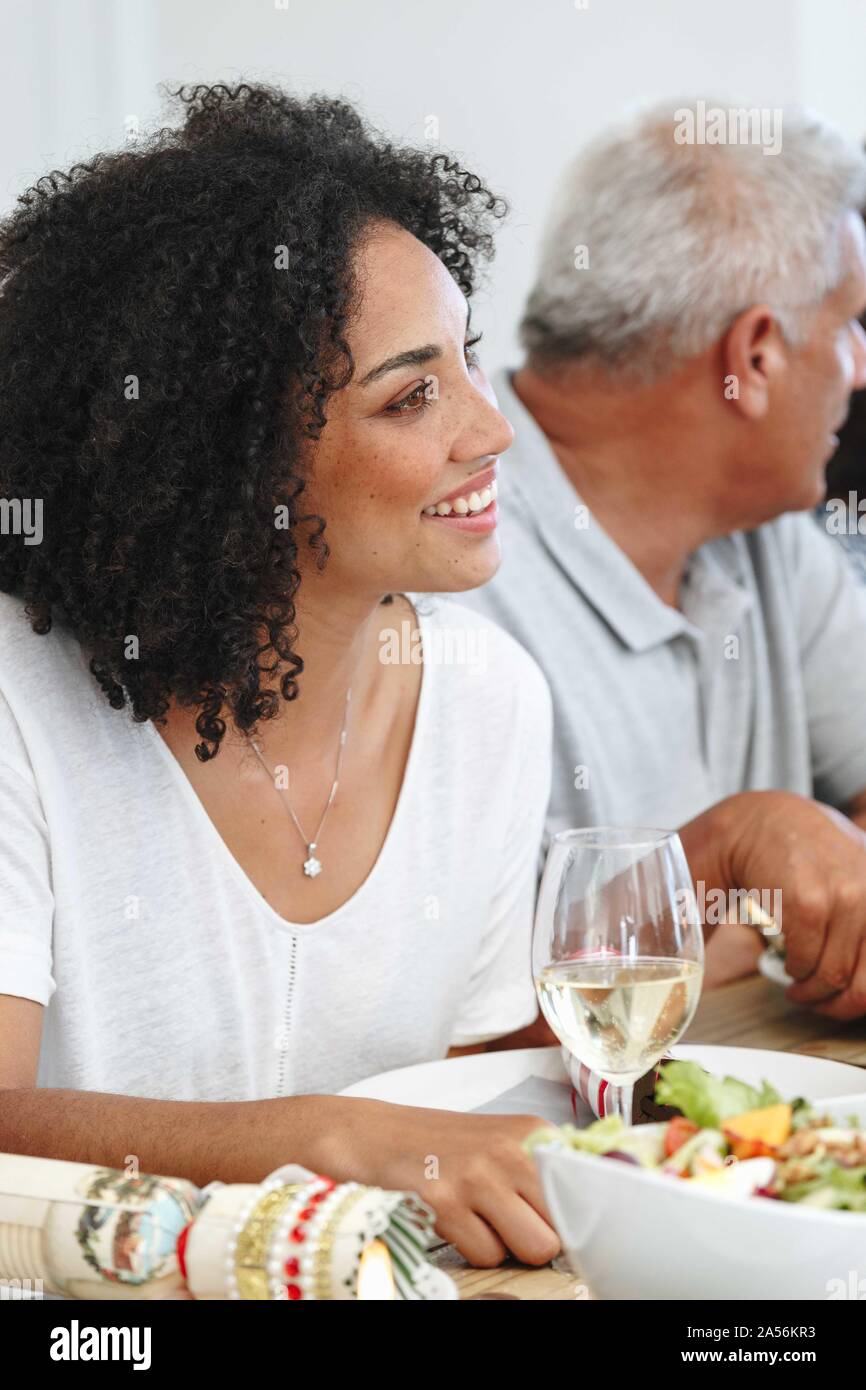 Familie sprechen und Verklebung zu Hause party Stockfoto