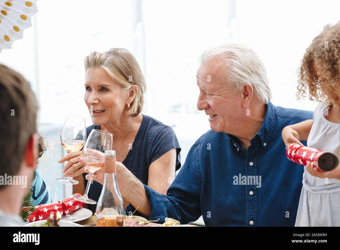 Familie sprechen und Verklebung zu Hause party Stockfoto