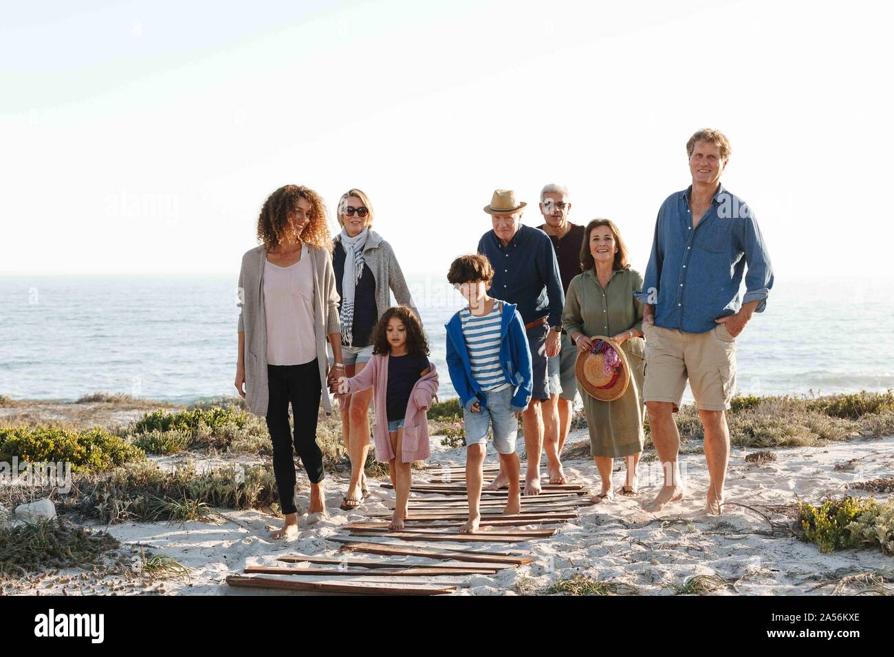 Familie von Acht nehmen zu Fuß am Strand. Stockfoto