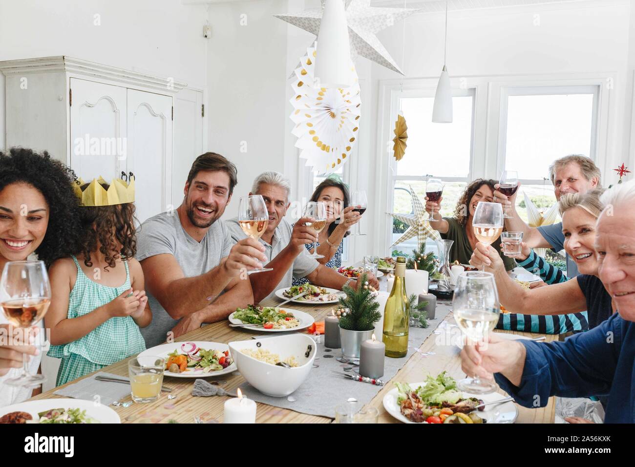 Familie toasten Wein am Esstisch in Home Party Stockfoto