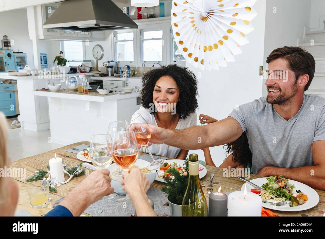 Familie toasten Wein am Esstisch in Home Party Stockfoto