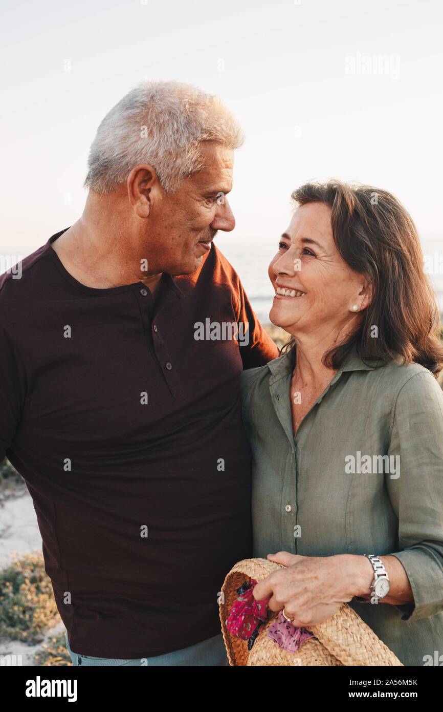 Senior Paar in die Augen Blick auf Strand Stockfoto