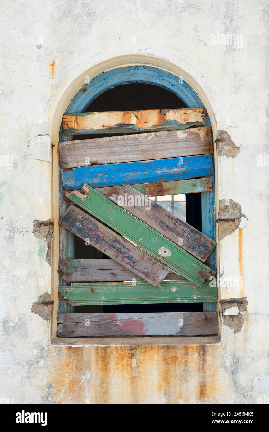 Alte Fenster mit Gecrackten grungy Boards eines Hauses geschlossen Ruine Stockfoto