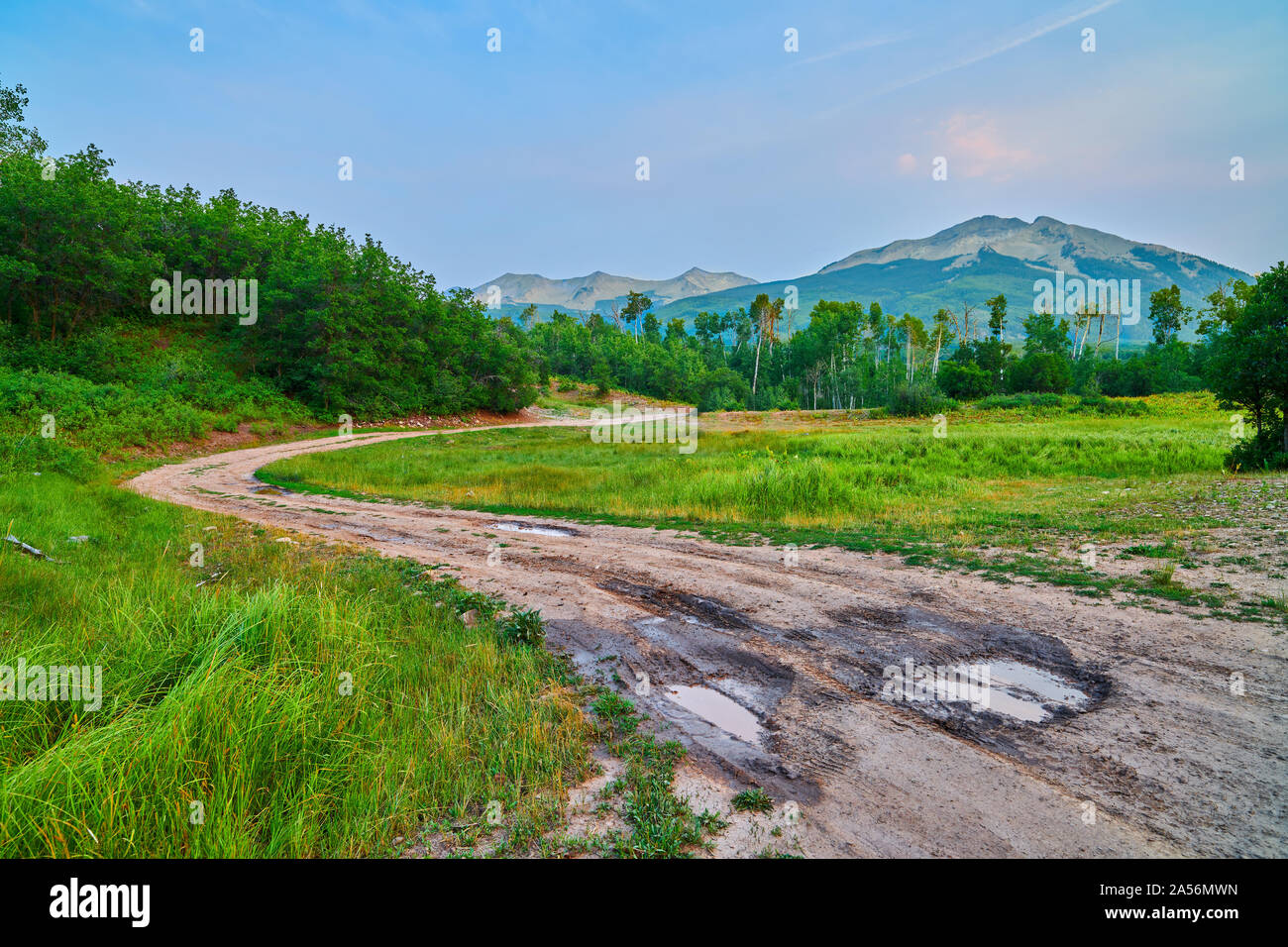 Dirt Road mit Beckwith Peak. Stockfoto