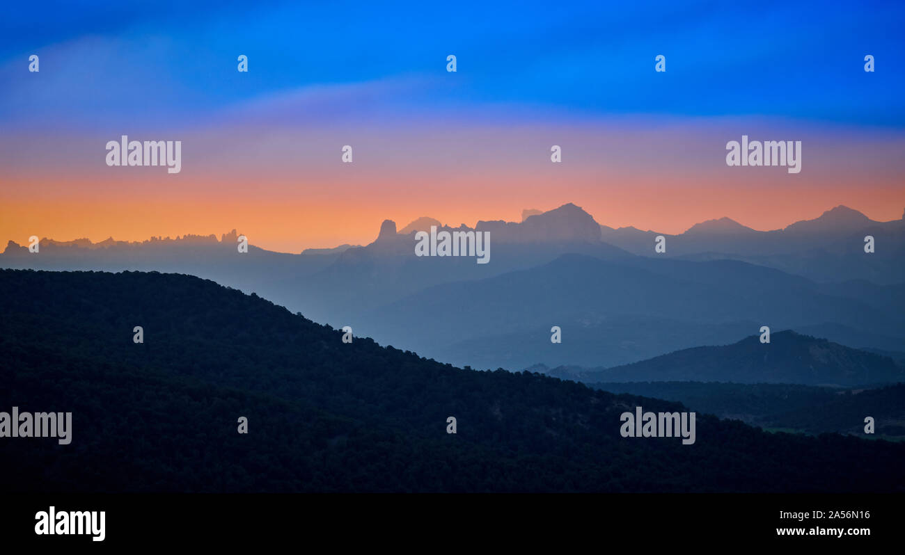 Gerichtsgebäude Berg bei Sonnenaufgang. Stockfoto