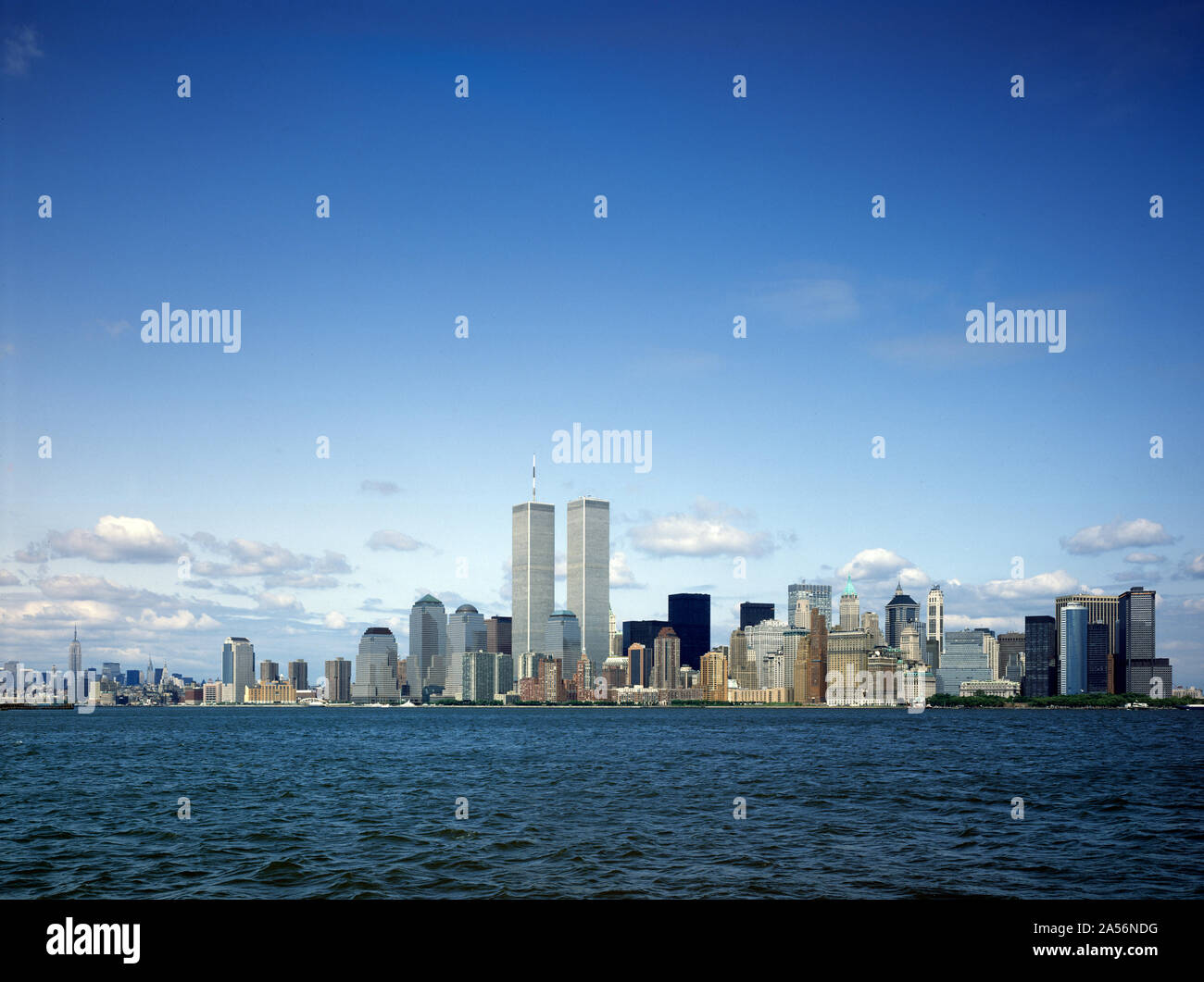 Blick auf Lower Manhattan einen Monat vor der Twin Towers des World Trade Center im Jahr 2001. New York, New York Stockfoto