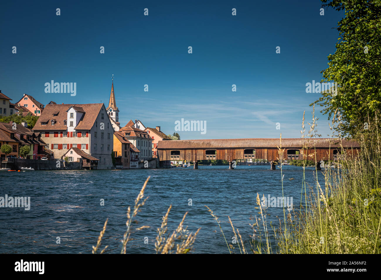 Blick auf bischofszell Stadt in der Schweiz, die verbunden ist mit einer überdachten Holzbrücke über den Fluss Rhein, Deutschland Stockfoto