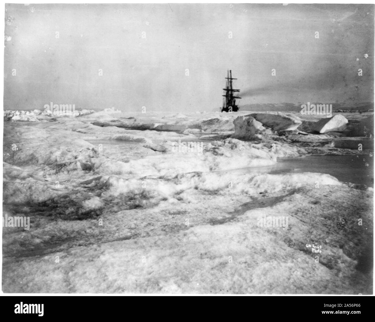 Blick auf Schiff über Stärke der rauen, kargen Eis Grönlands, 1881-82 Stockfoto