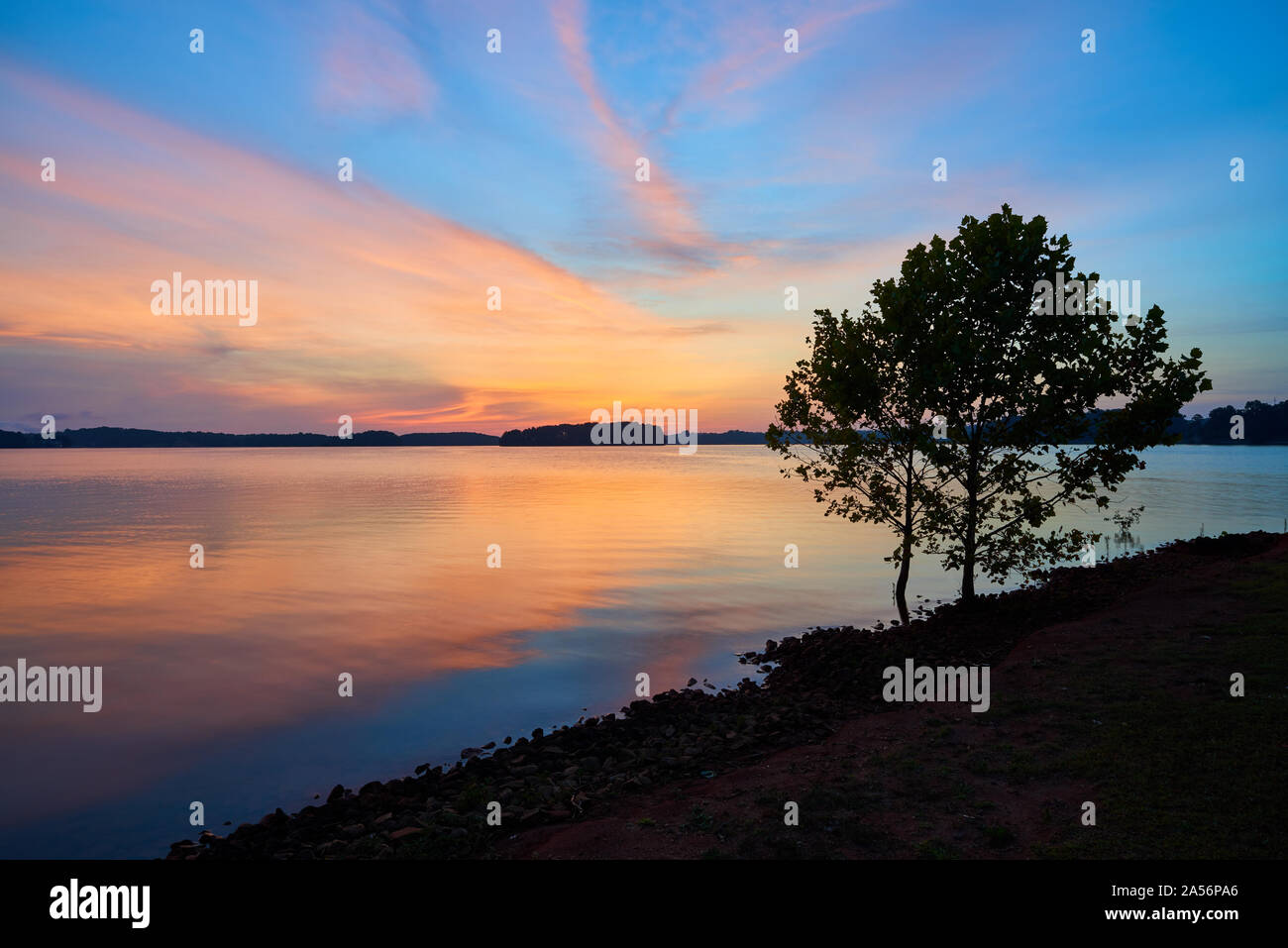 Sonnenaufgang am Lake Keowee, SC. Stockfoto
