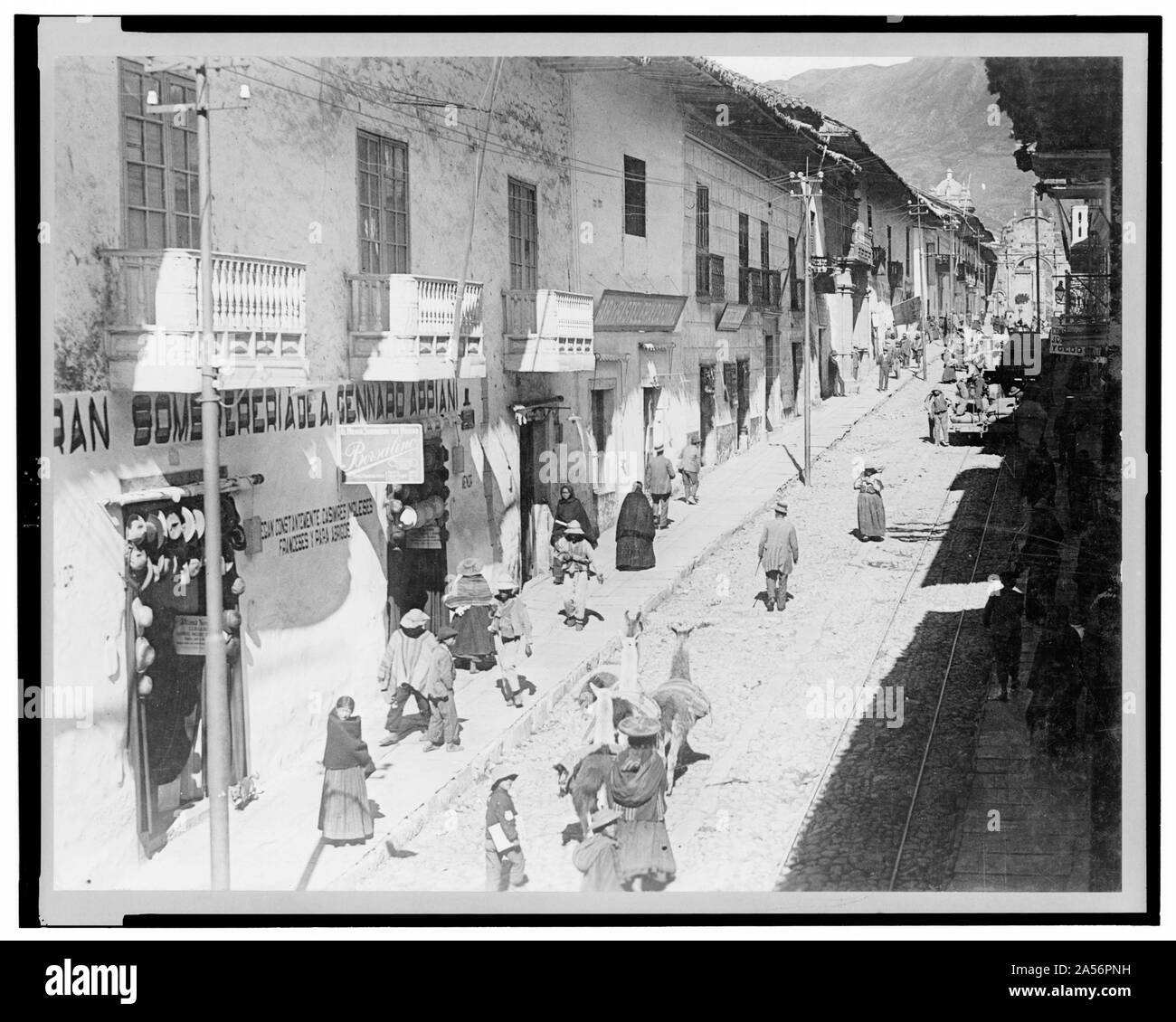 Blick auf die Calle del Marquez, Cuzco, Peru, belebten Straße Szene mit Personen und Lamas Stockfoto