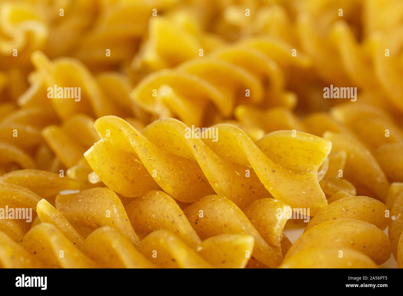 Menge ganz trocken braun Vollkorn Fusilli in Nahaufnahme, isoliert Stockfoto