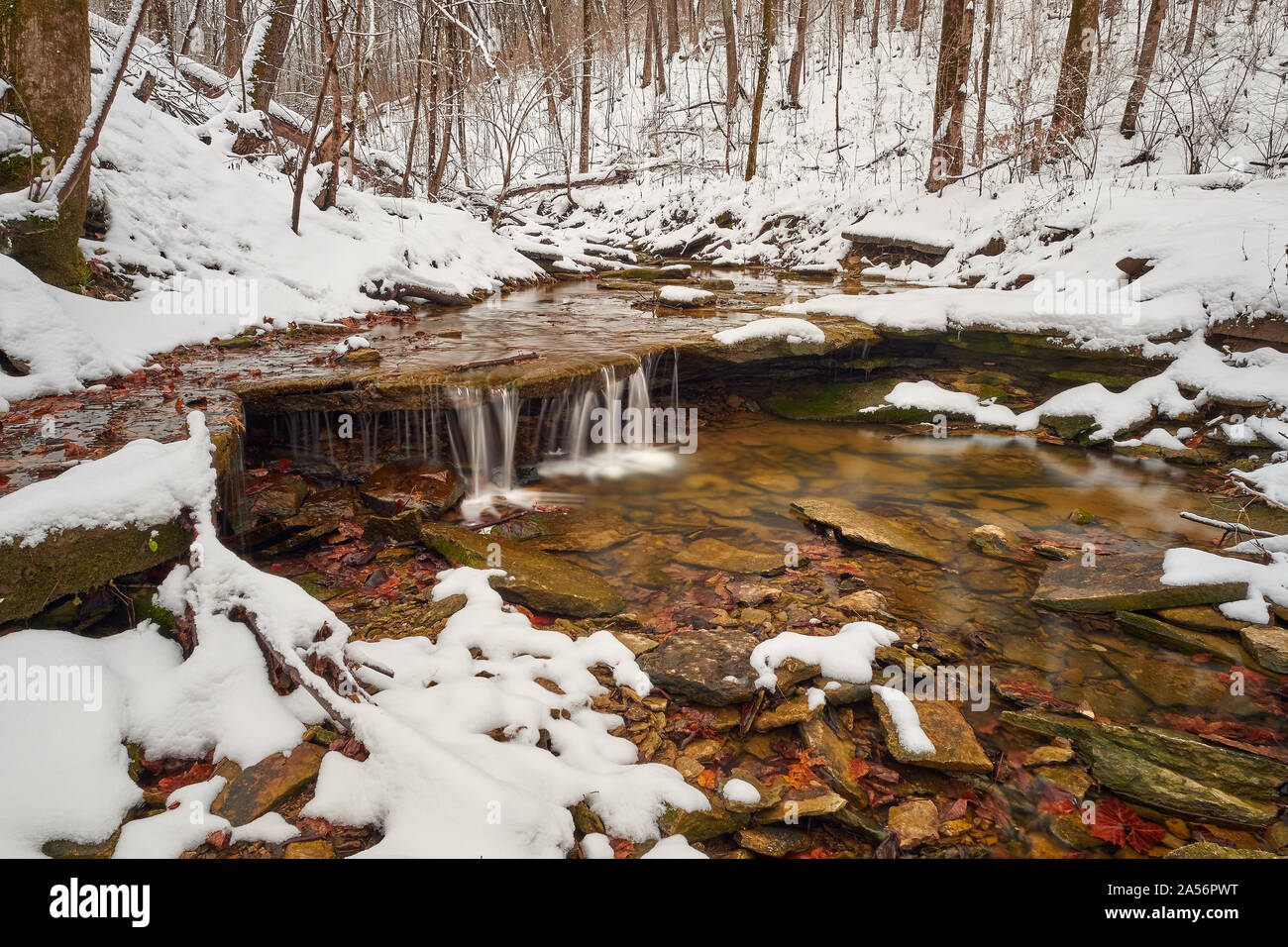 Kleiner Wasserfall in einem Schnee Szene. Stockfoto