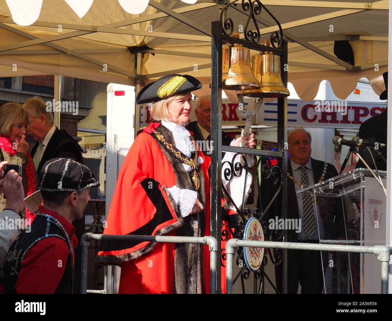 Die Bürgermeisterin von Ilkeston, Sue Beardsley, läutet die Glocken ein, um die Ilkeston Charter Fair 2019 in Derbyshire offiziell zu eröffnen, die 1252 ihre Urkunde erhielt. Stockfoto