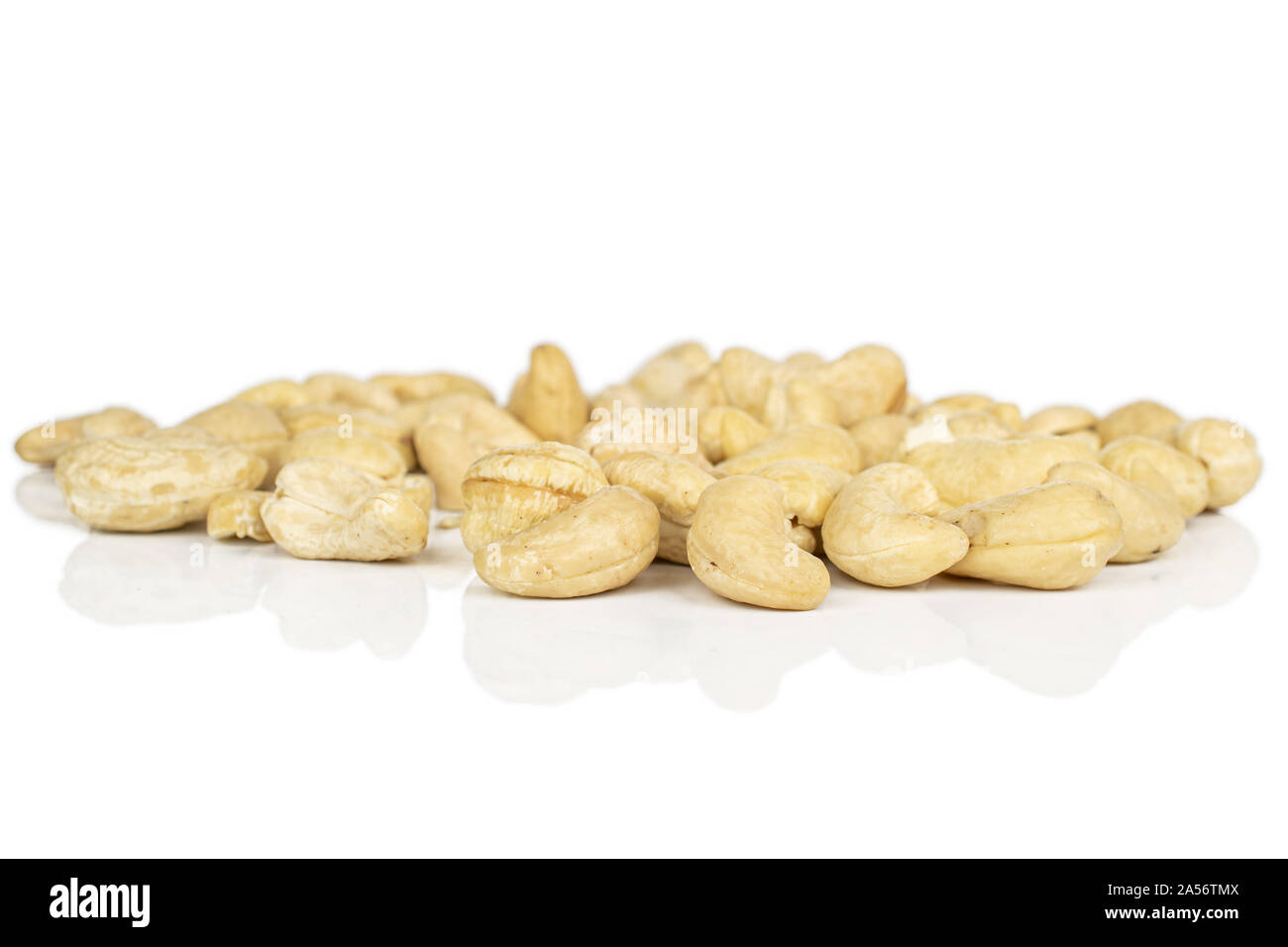 Menge ganze braun Mutter Cashew auf weißem Hintergrund Stockfoto
