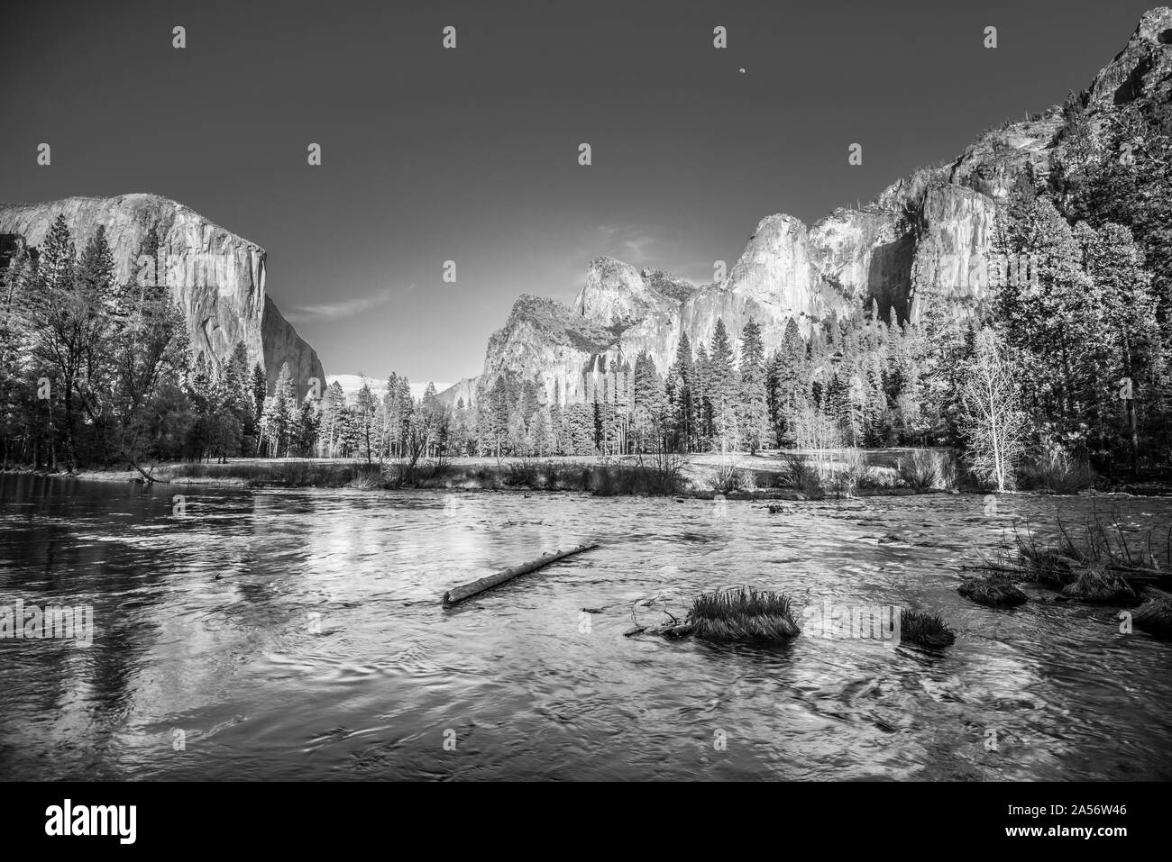 Merced River bei Sonnenuntergang mit Mond B&W. Stockfoto